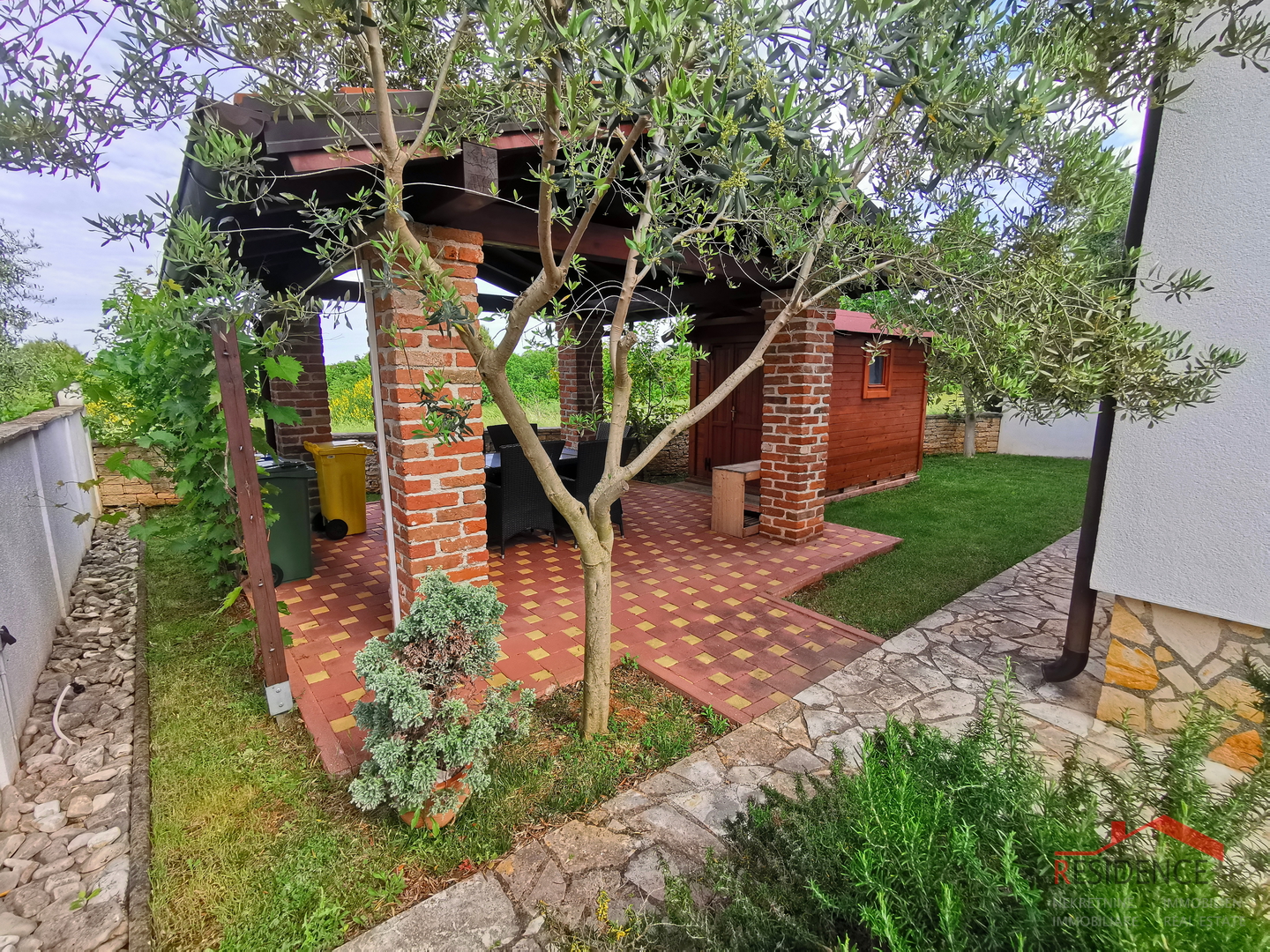 Galižana, zweistöckiges Haus, Garage