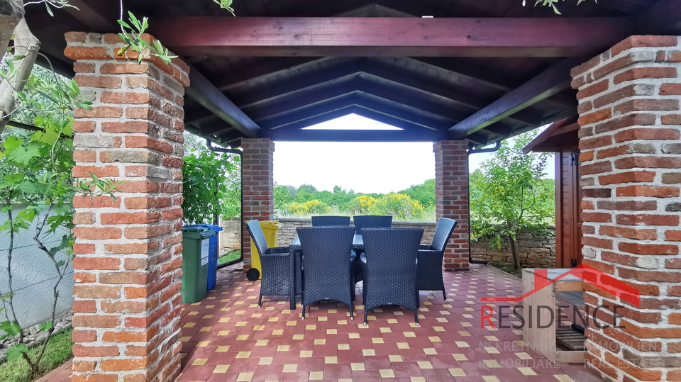 Galižana, zweistöckiges Haus, Garage