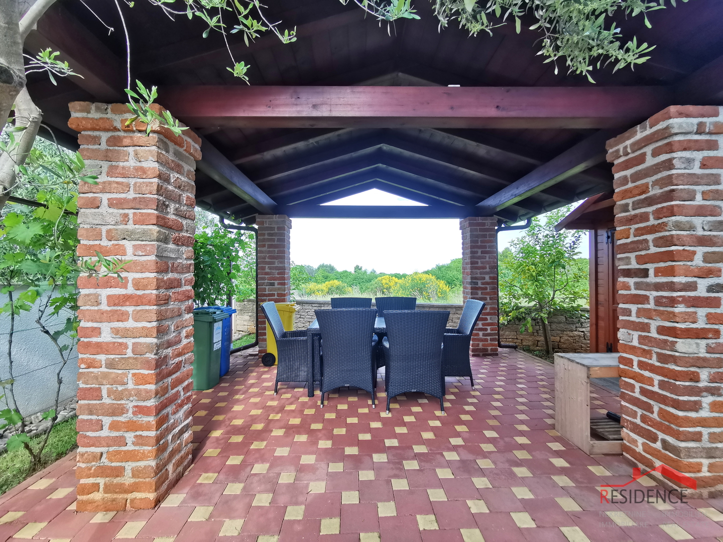 Galižana, zweistöckiges Haus, Garage