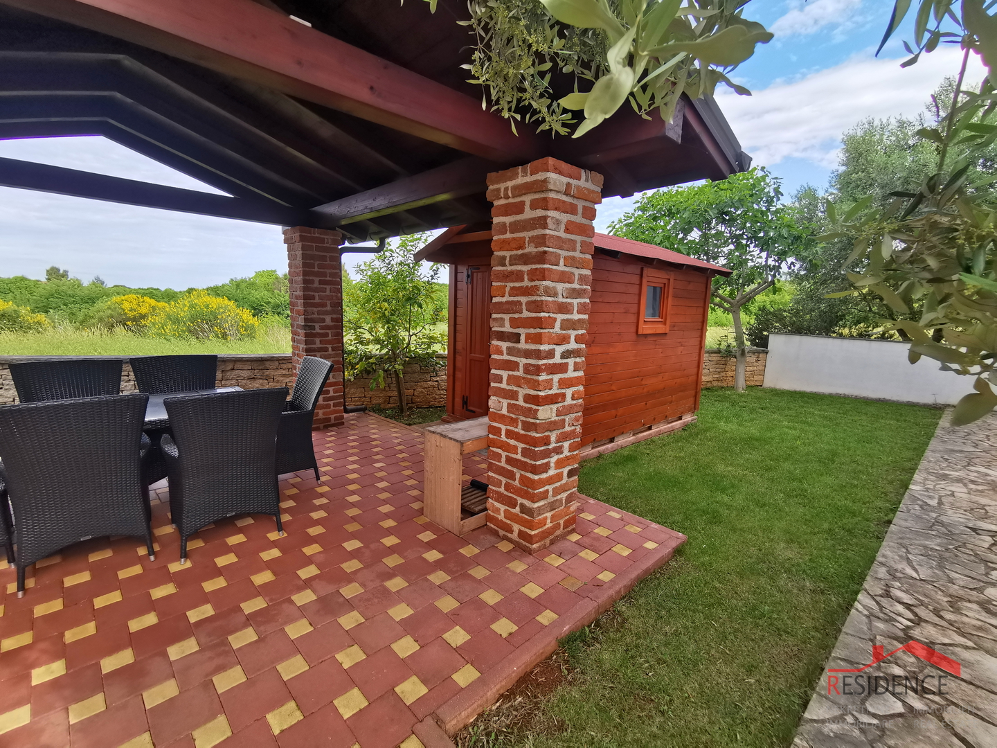 Galižana, zweistöckiges Haus, Garage