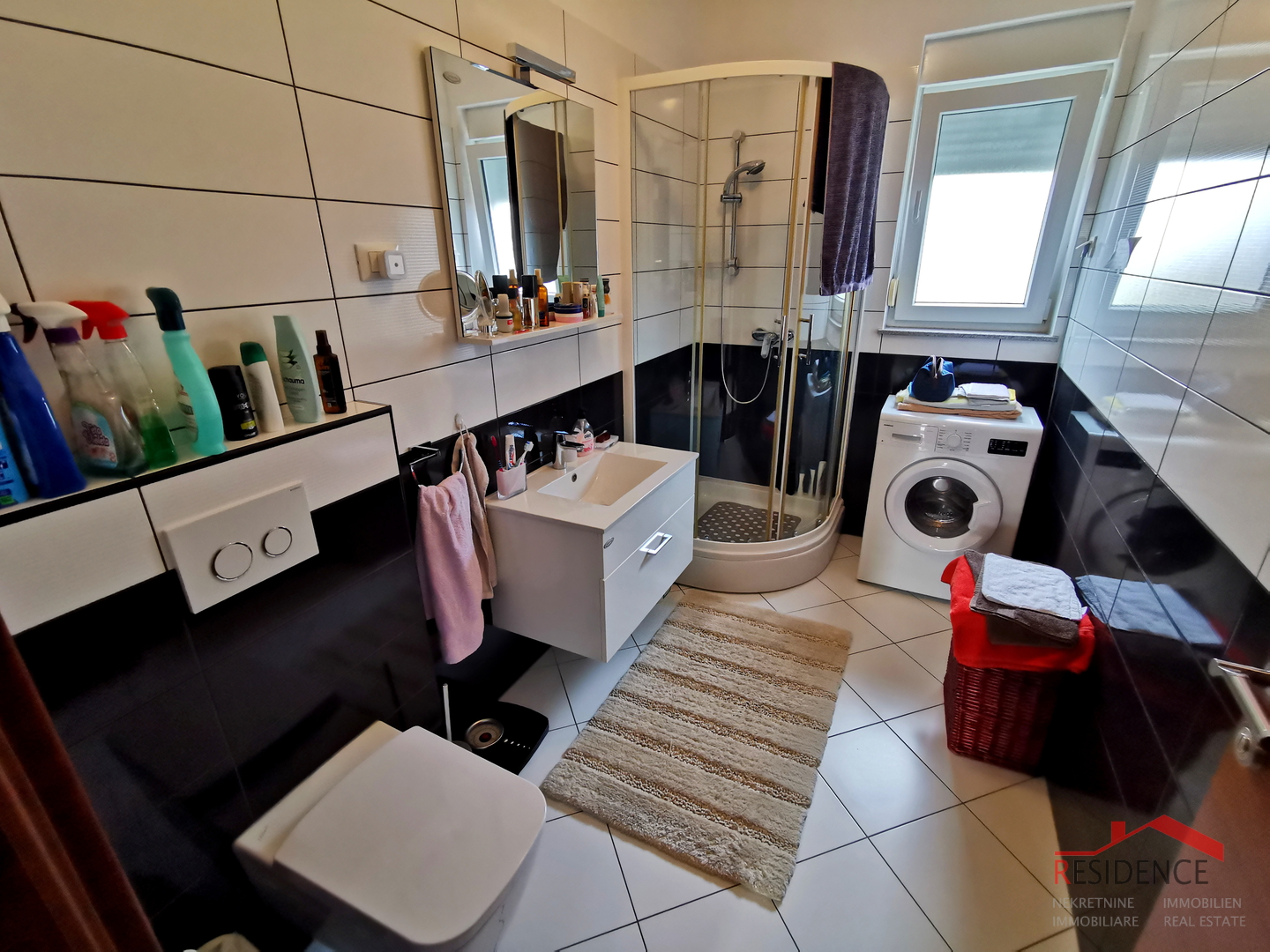 Galižana, zweistöckiges Haus, Garage