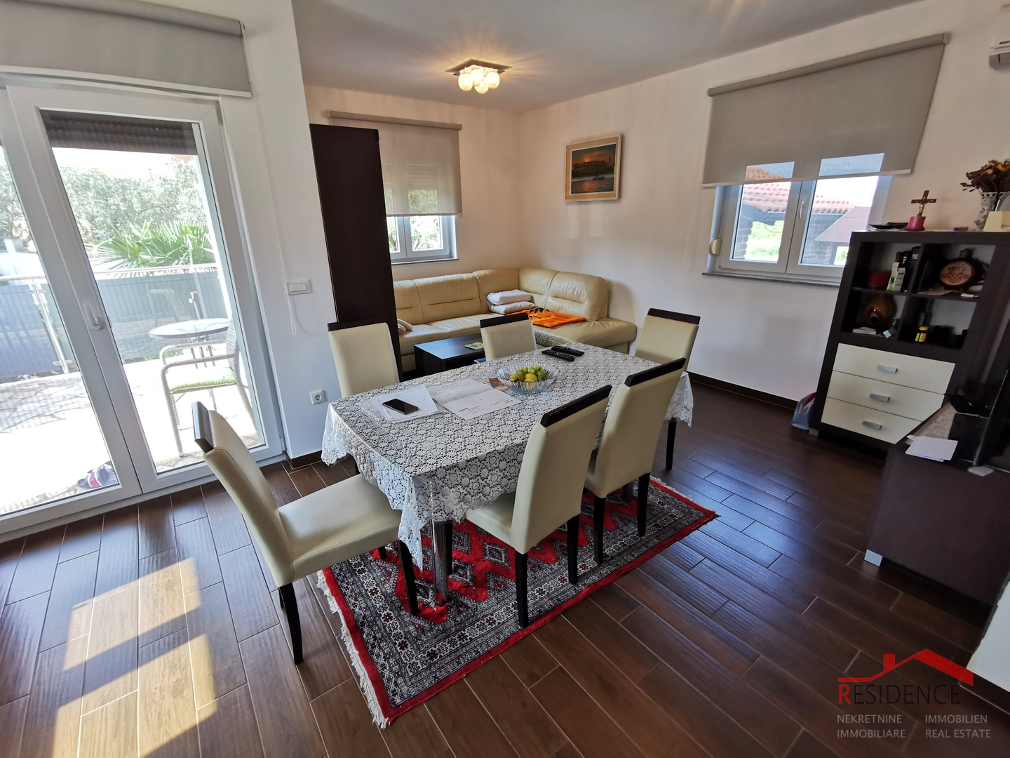 Galižana, zweistöckiges Haus, Garage