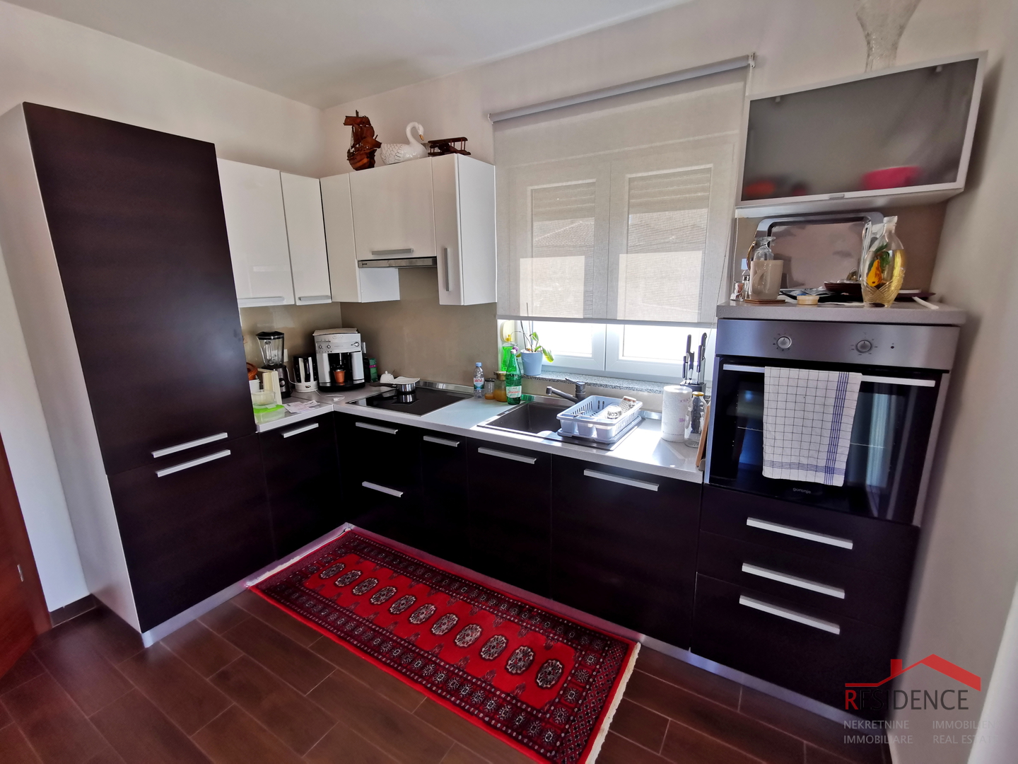 Galižana, zweistöckiges Haus, Garage