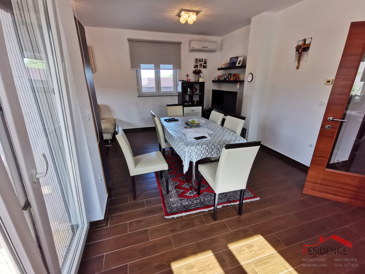 Galižana, zweistöckiges Haus, Garage