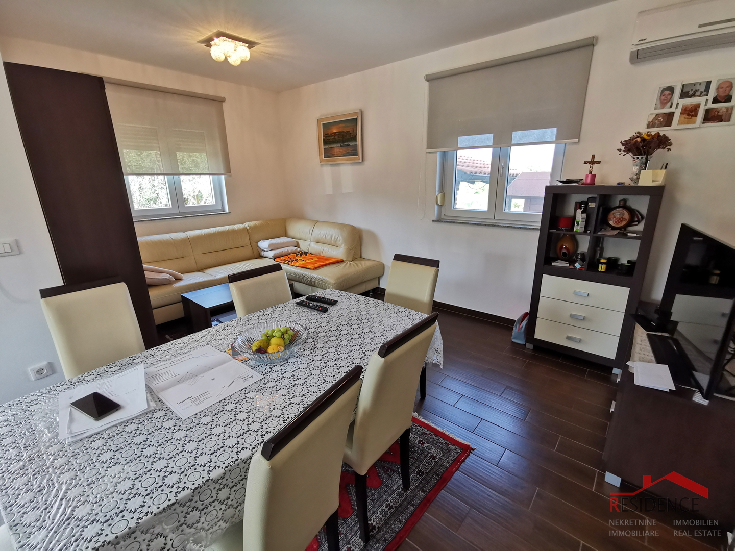 Galižana, zweistöckiges Haus, Garage