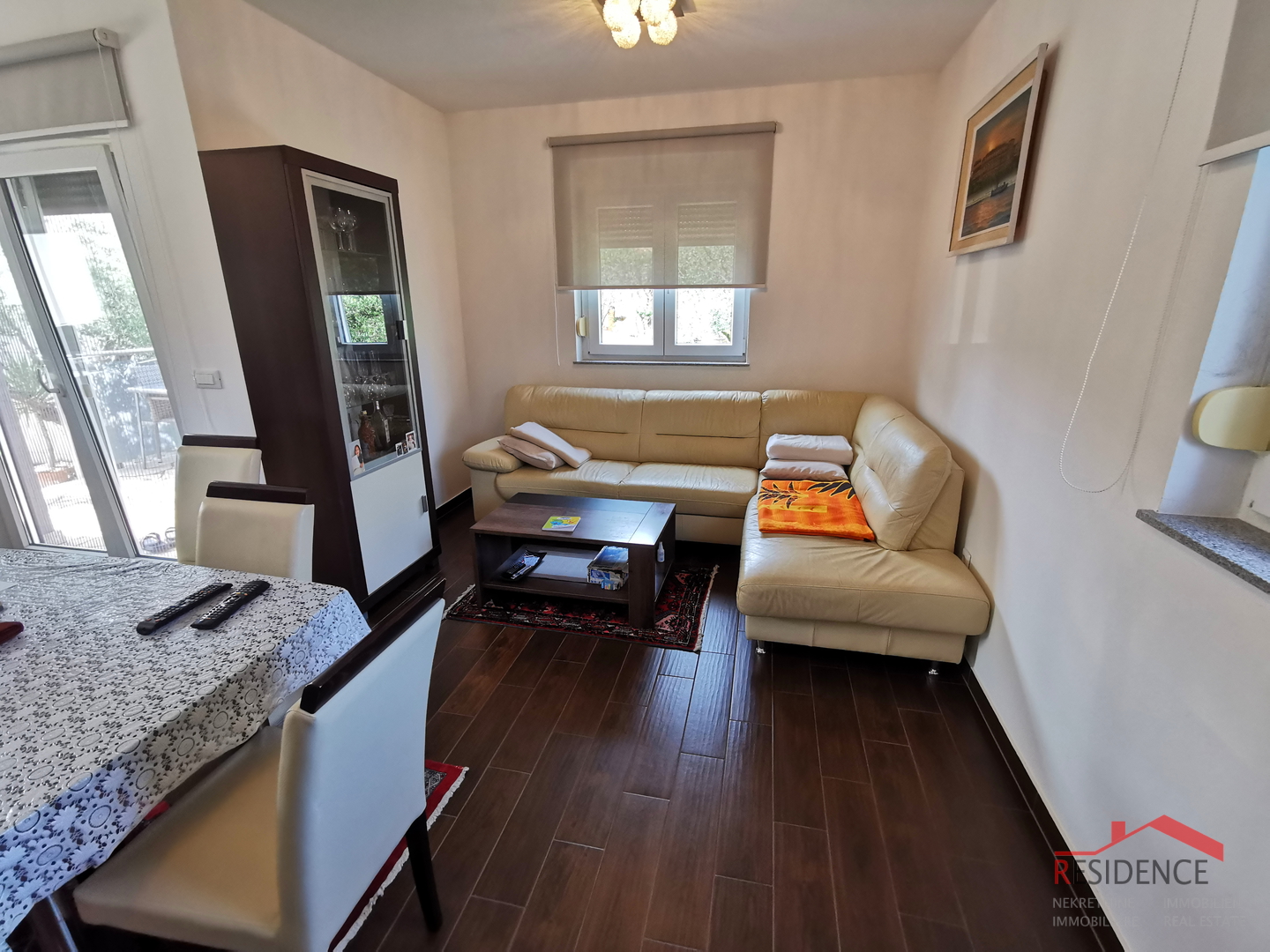 Galižana, zweistöckiges Haus, Garage