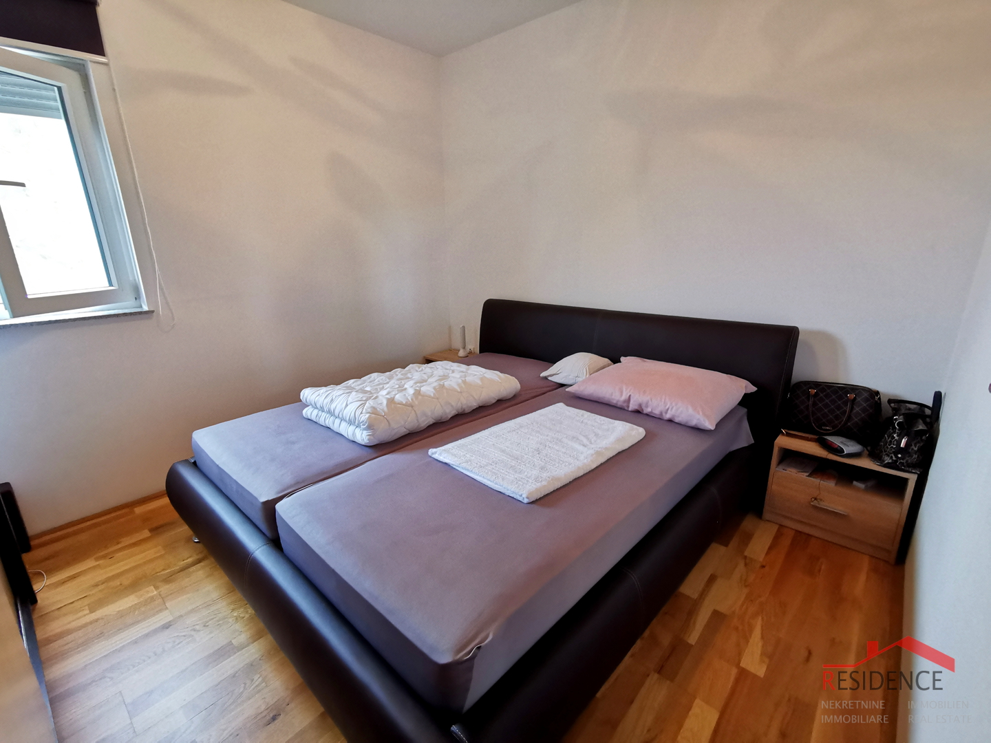 Galižana, zweistöckiges Haus, Garage