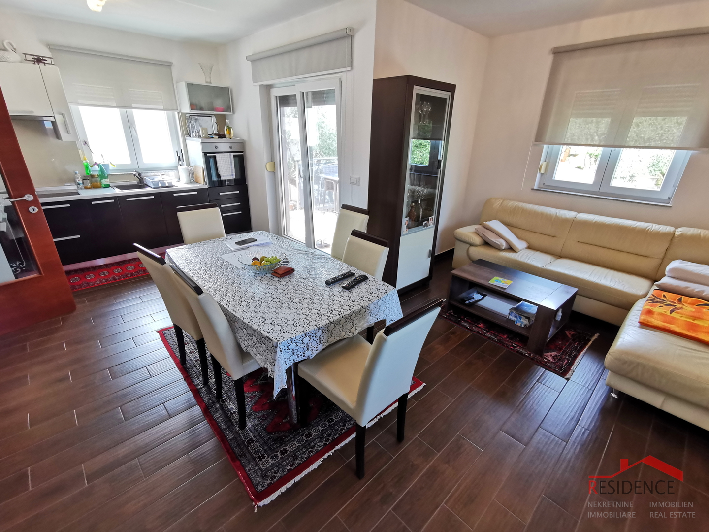 Galižana, zweistöckiges Haus, Garage