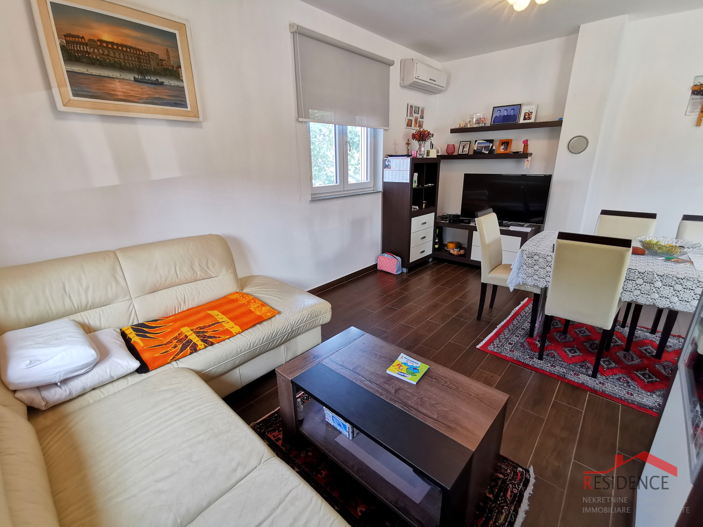 Galižana, zweistöckiges Haus, Garage