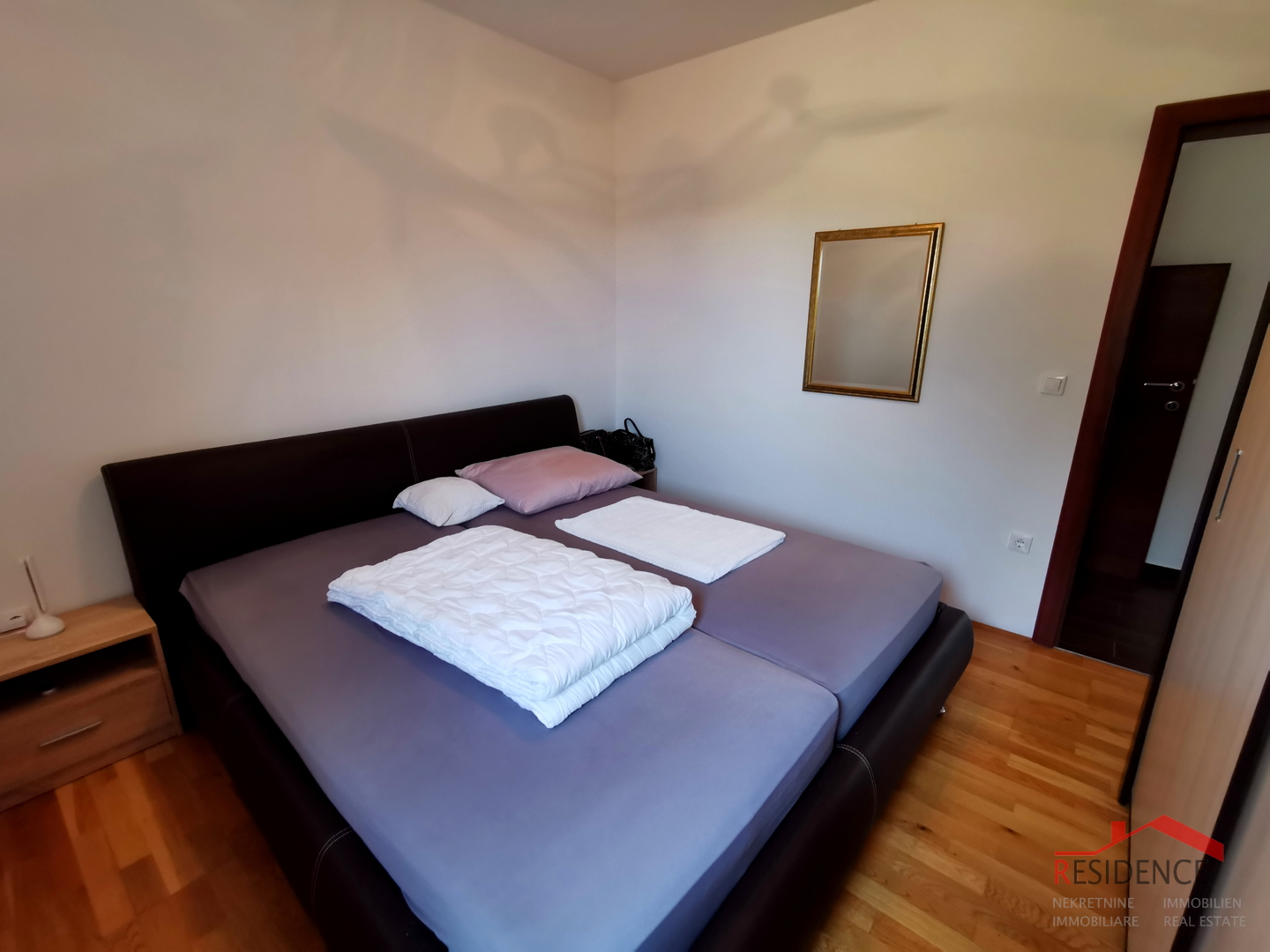 Galižana, zweistöckiges Haus, Garage