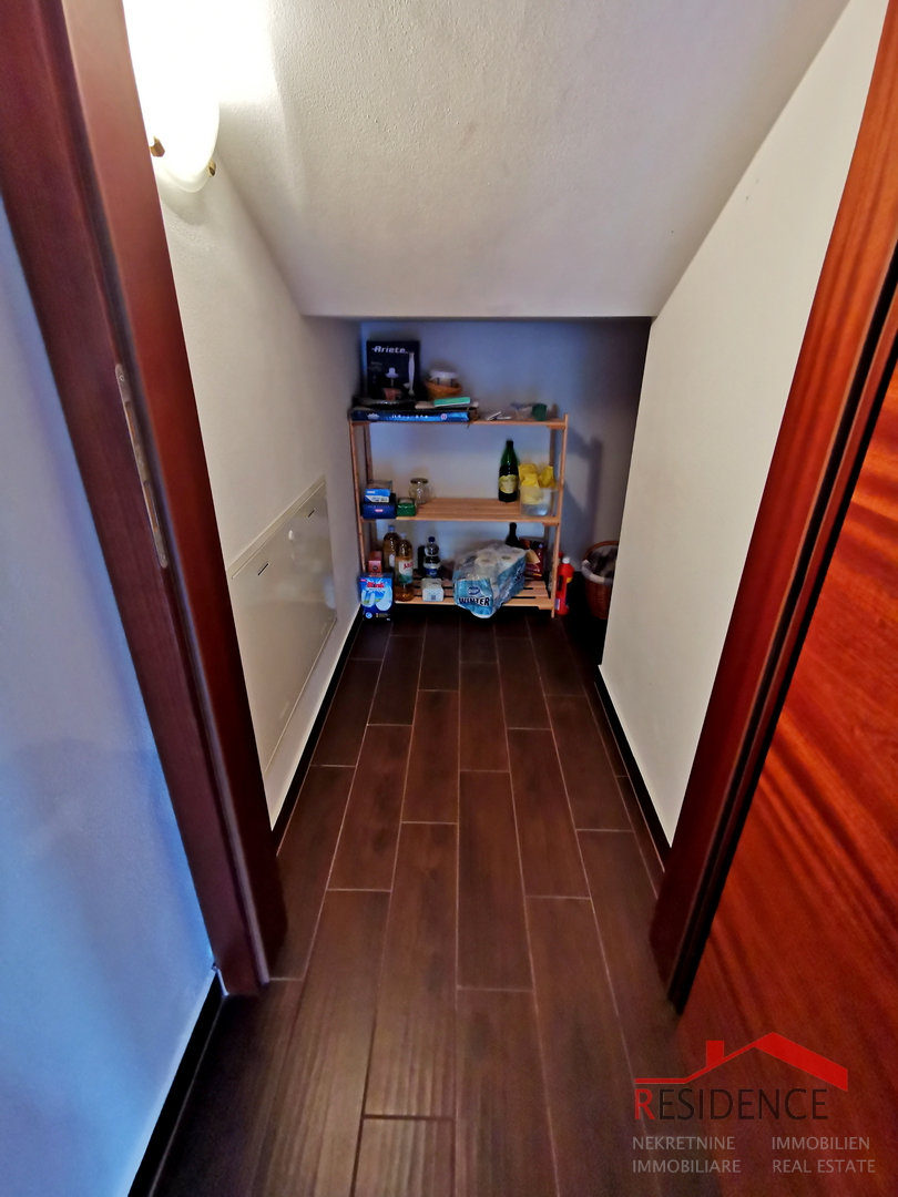 Galižana, zweistöckiges Haus, Garage