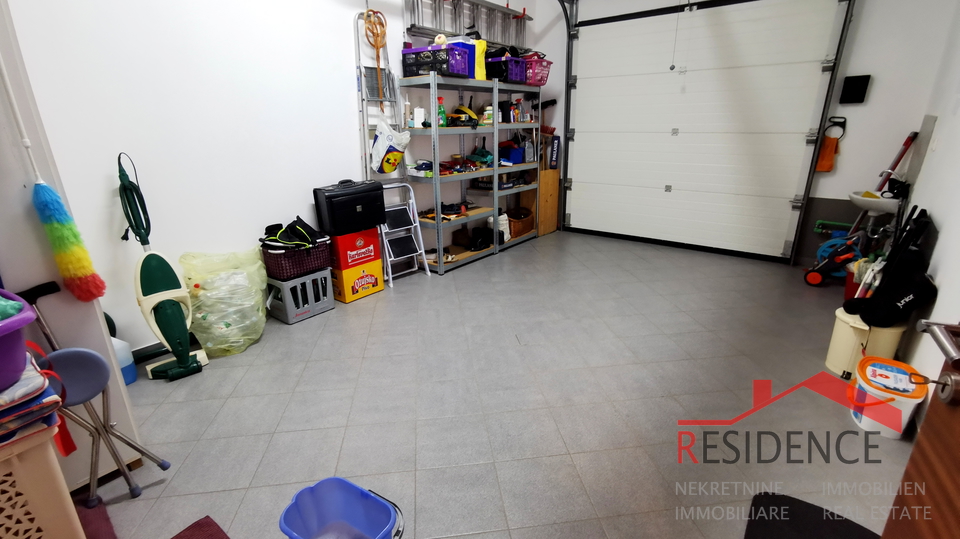 Galižana, zweistöckiges Haus, Garage