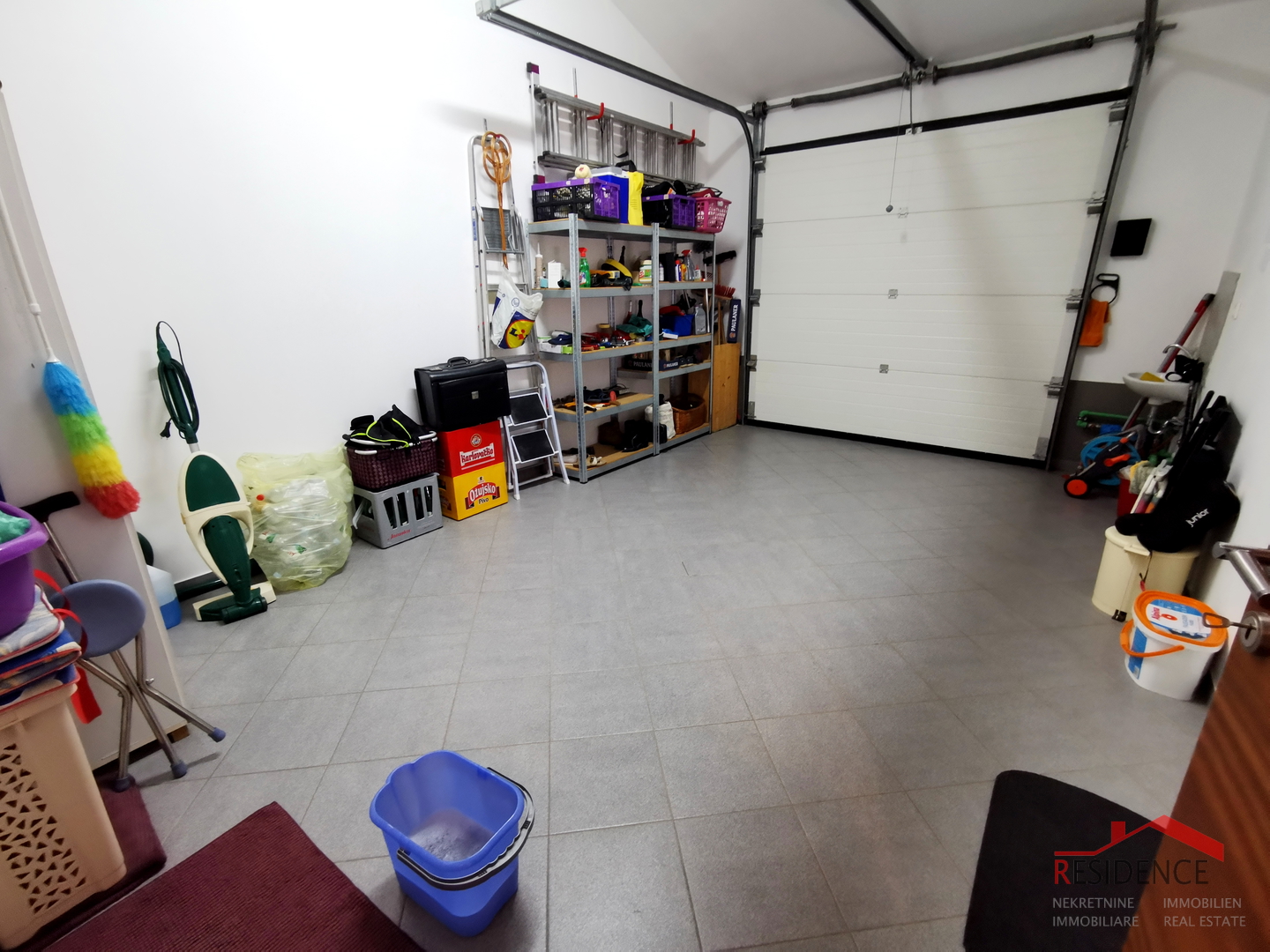 Galižana, zweistöckiges Haus, Garage