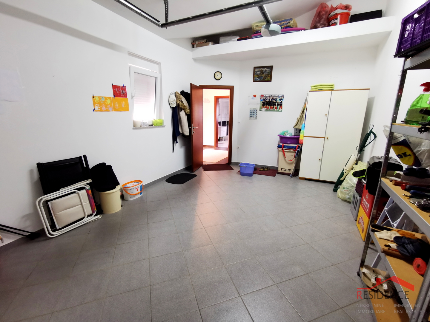 Galižana, zweistöckiges Haus, Garage