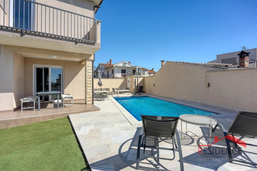 Galižana – Lijepa dvojna kuća s bazenom i pogledom na more