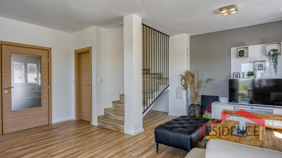 Galižana – A beautiful semi-detached house with a pool and a view of the sea