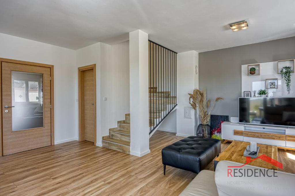 Galižana – Lijepa dvojna kuća s bazenom i pogledom na more