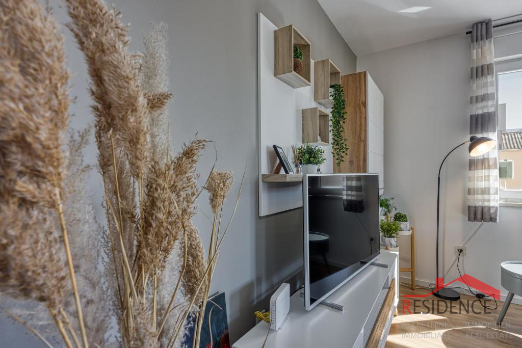 Galižana – Lijepa dvojna kuća s bazenom i pogledom na more