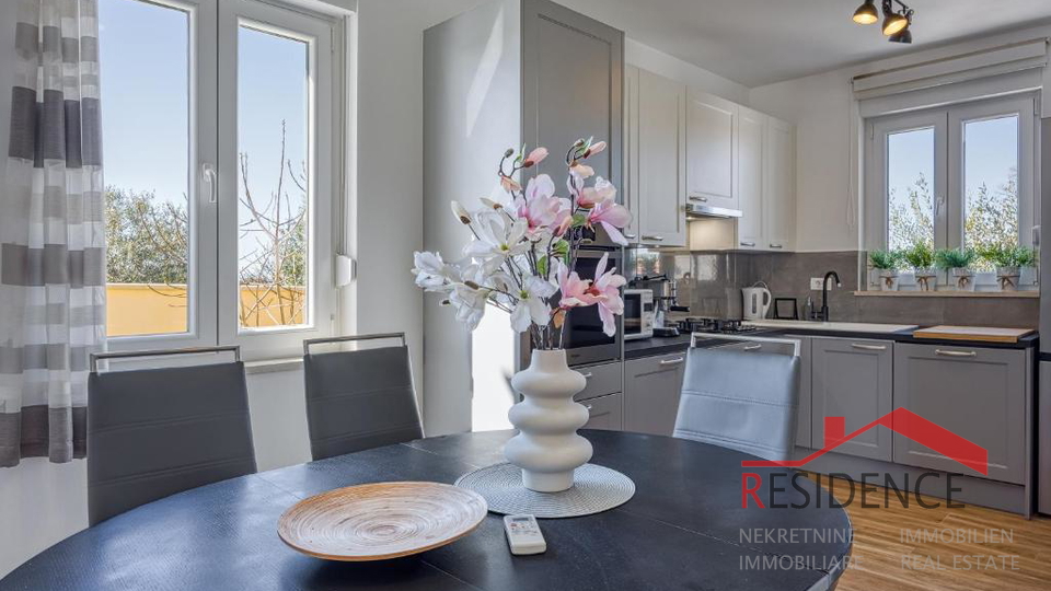 Galižana – A beautiful semi-detached house with a pool and a view of the sea