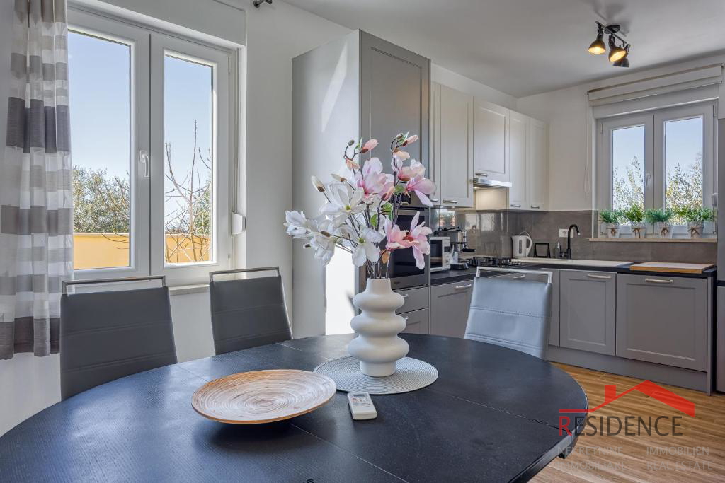 Galižana – Lijepa dvojna kuća s bazenom i pogledom na more