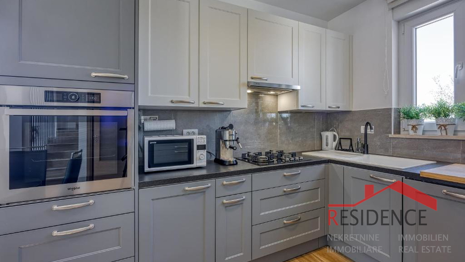 Galižana – A beautiful semi-detached house with a pool and a view of the sea