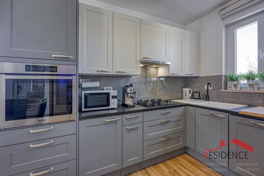 Galižana – Lijepa dvojna kuća s bazenom i pogledom na more