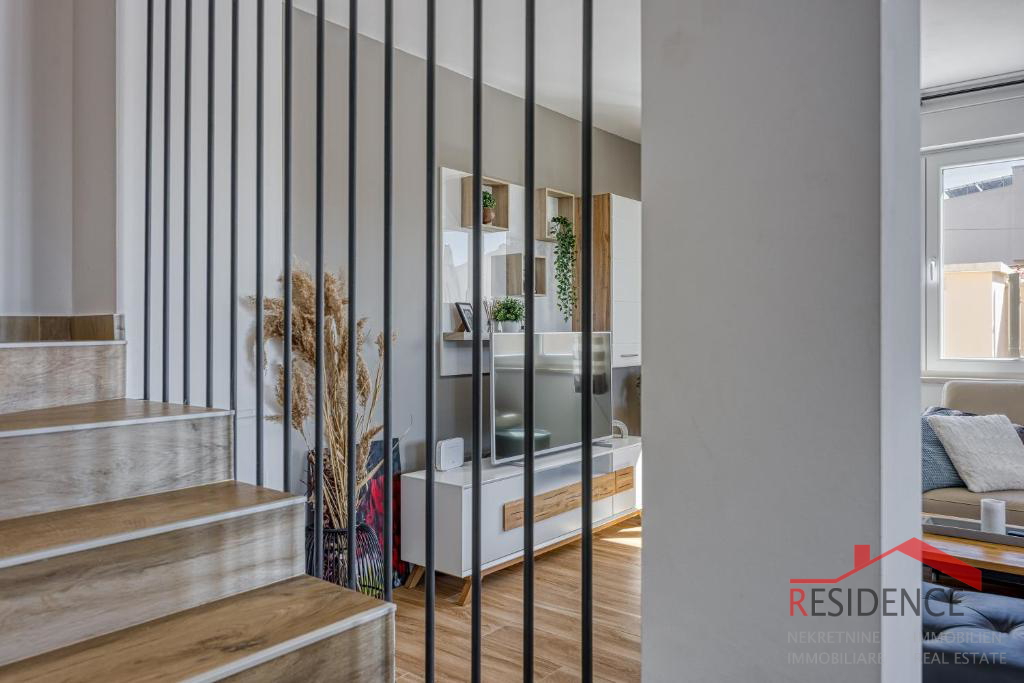 Galižana – Lijepa dvojna kuća s bazenom i pogledom na more