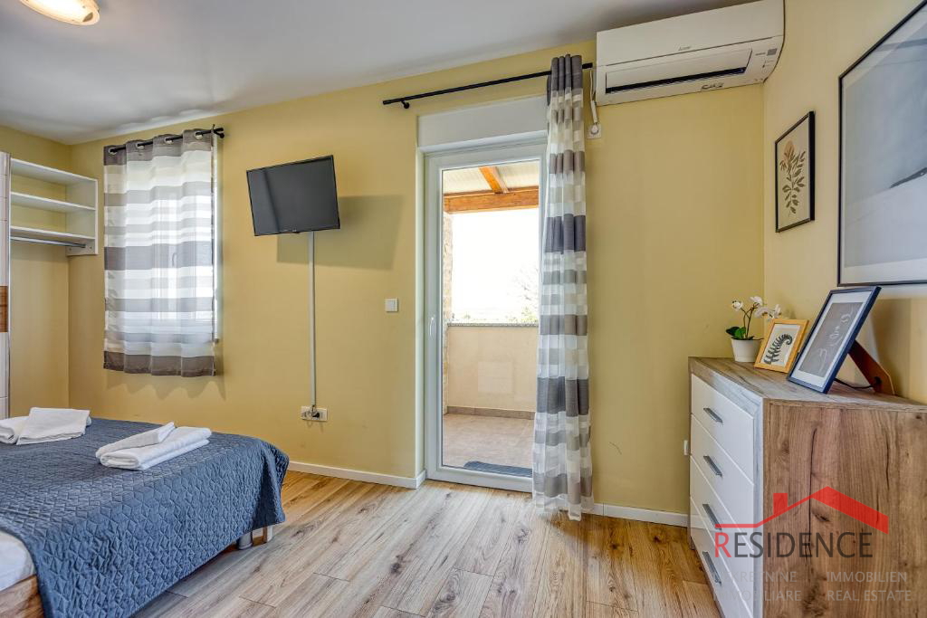 Galižana – Lijepa dvojna kuća s bazenom i pogledom na more