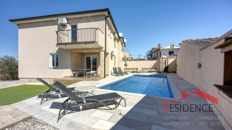 Galižana – A beautiful semi-detached house with a pool and a view of the sea