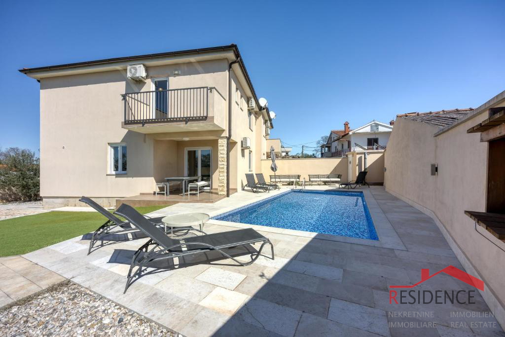 Galižana – Lijepa dvojna kuća s bazenom i pogledom na more