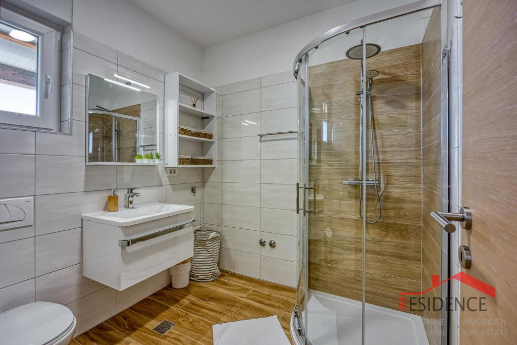 Galižana – Lijepa dvojna kuća s bazenom i pogledom na more