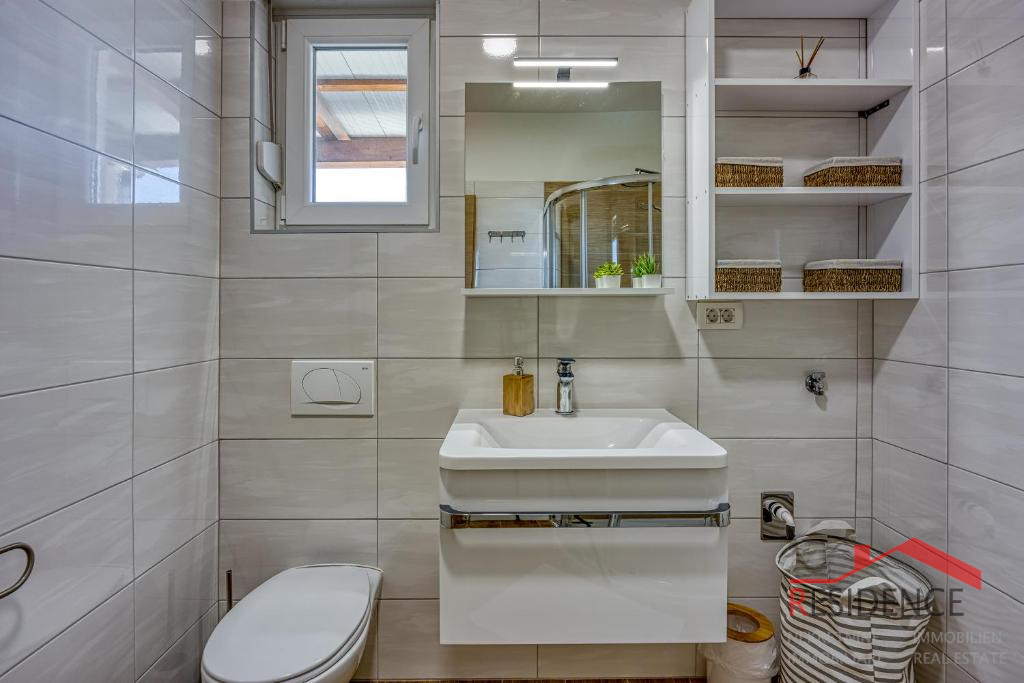 Galižana – Lijepa dvojna kuća s bazenom i pogledom na more