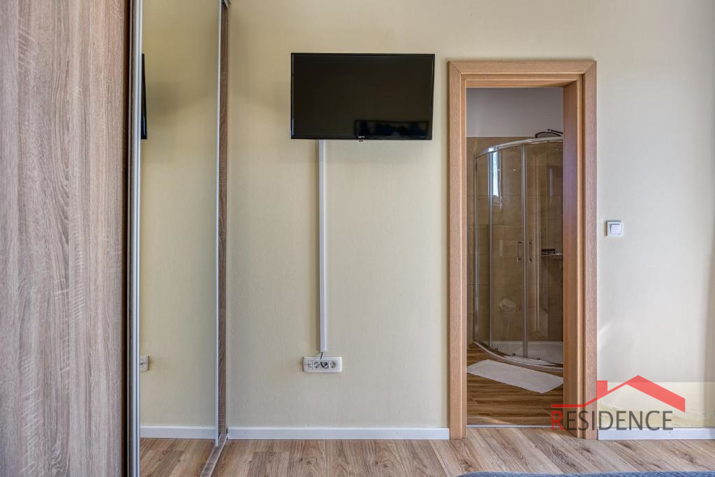 Galižana – Lijepa dvojna kuća s bazenom i pogledom na more