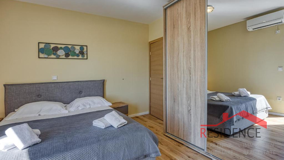 Galižana – A beautiful semi-detached house with a pool and a view of the sea