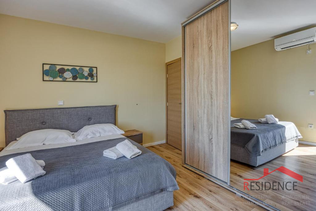 Galižana – Lijepa dvojna kuća s bazenom i pogledom na more