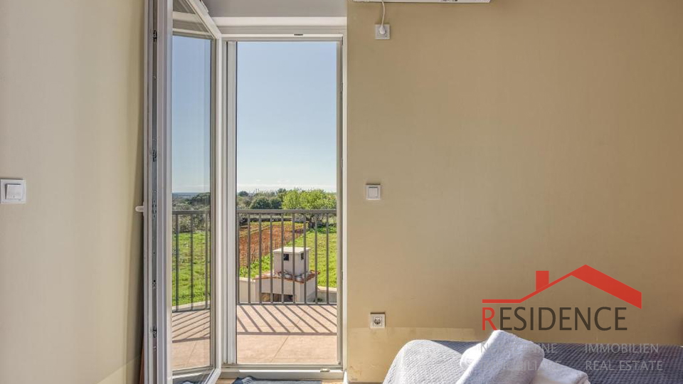 Galižana – A beautiful semi-detached house with a pool and a view of the sea