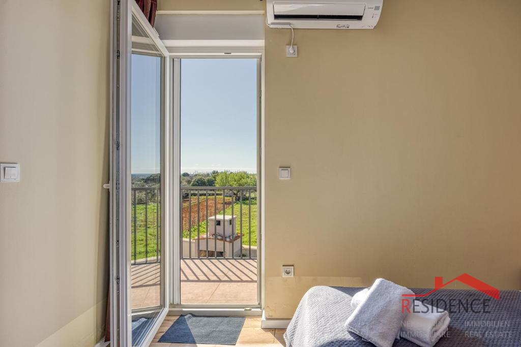 Galižana – Lijepa dvojna kuća s bazenom i pogledom na more