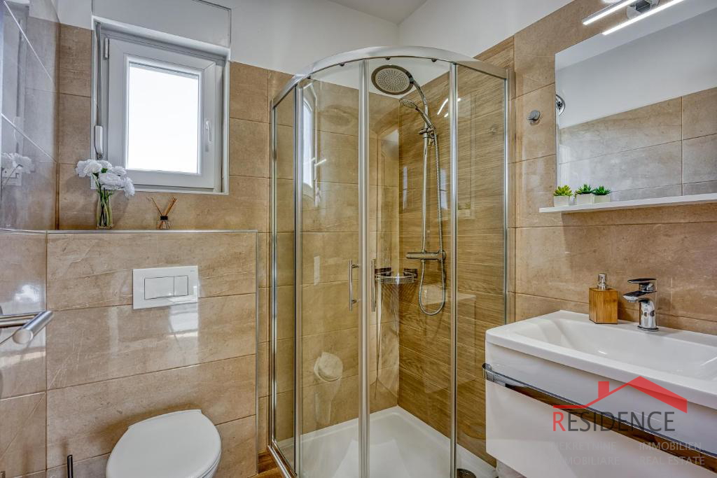 Galižana – Lijepa dvojna kuća s bazenom i pogledom na more