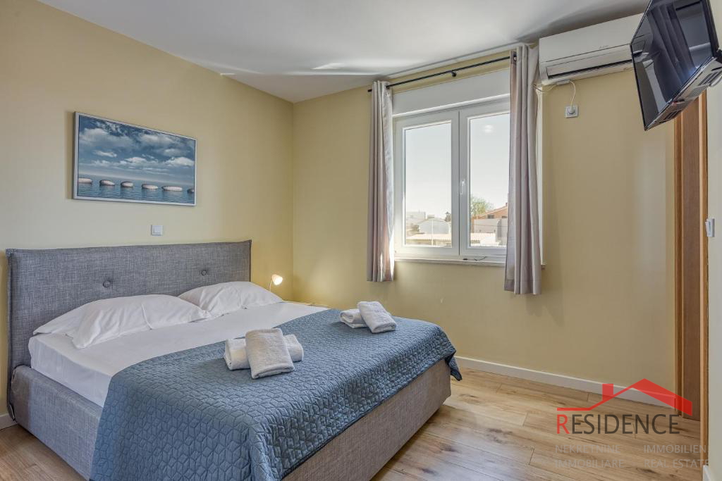 Galižana – Lijepa dvojna kuća s bazenom i pogledom na more