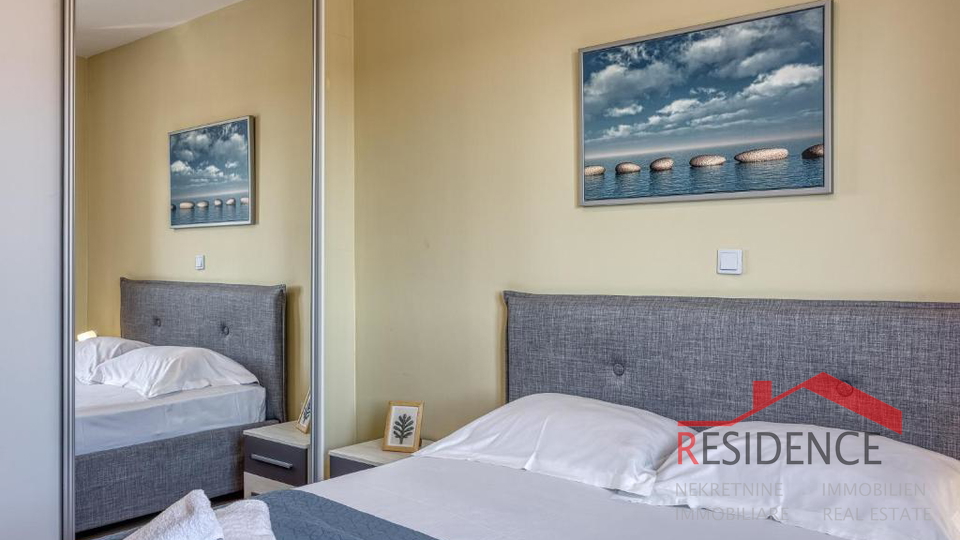 Galižana – A beautiful semi-detached house with a pool and a view of the sea