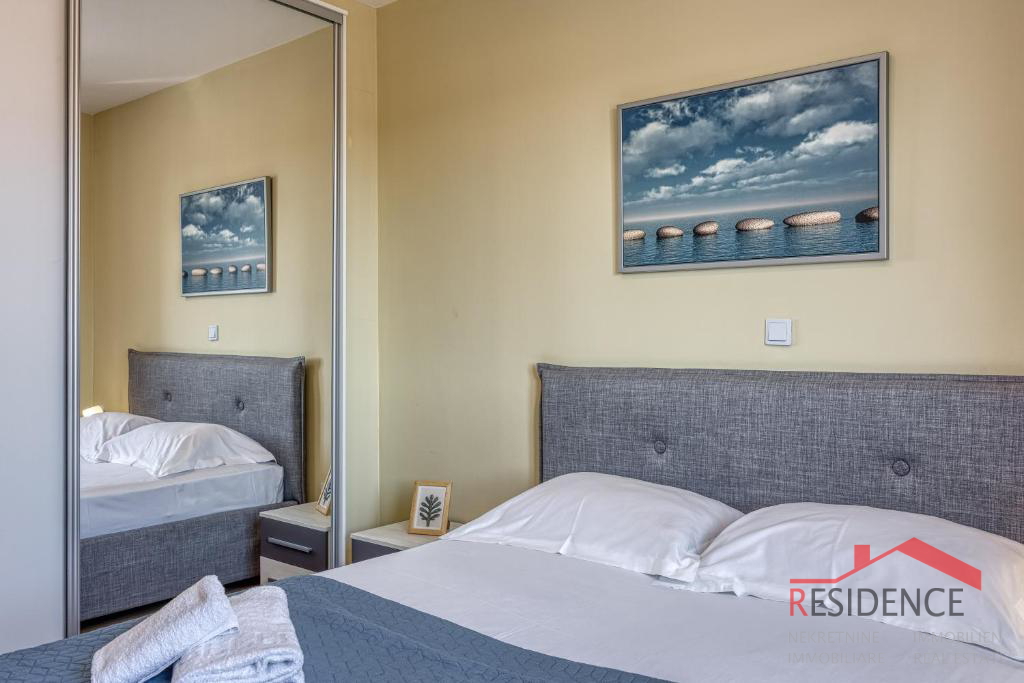 Galižana – Lijepa dvojna kuća s bazenom i pogledom na more