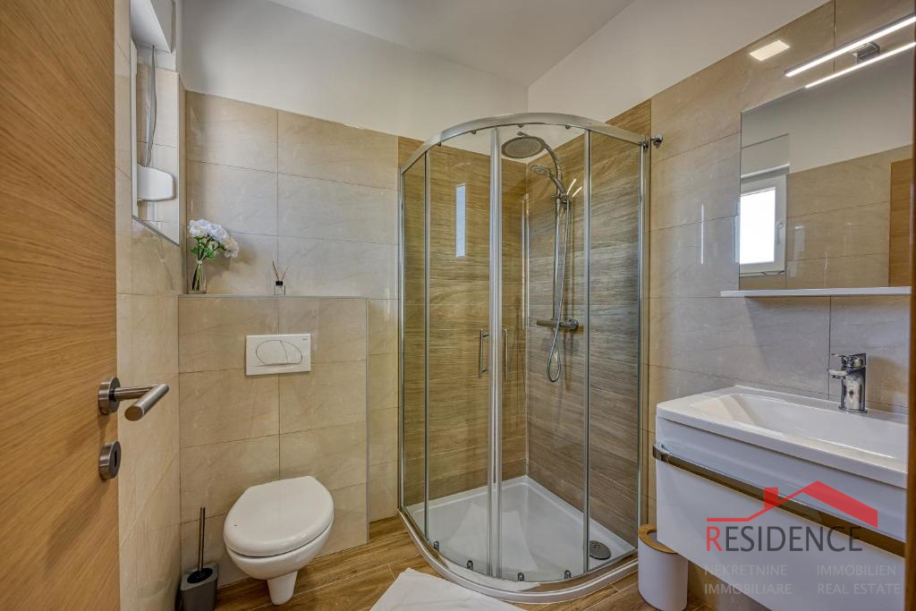 Galižana – Lijepa dvojna kuća s bazenom i pogledom na more