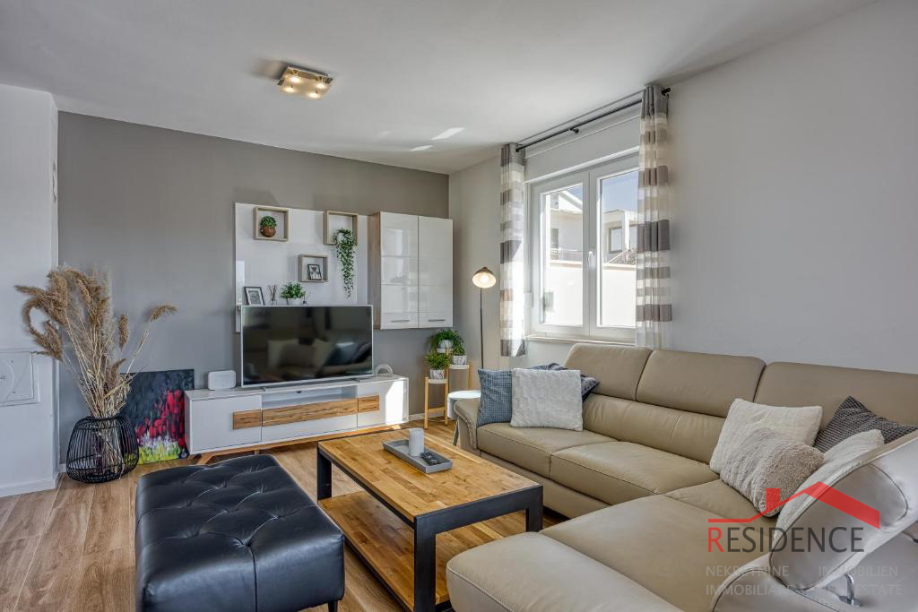 Galižana – Lijepa dvojna kuća s bazenom i pogledom na more