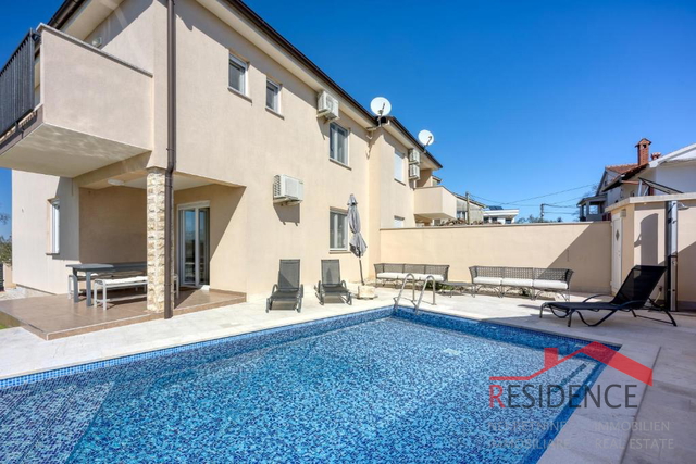 Galižana – A beautiful semi-detached house with a pool and a view of the sea