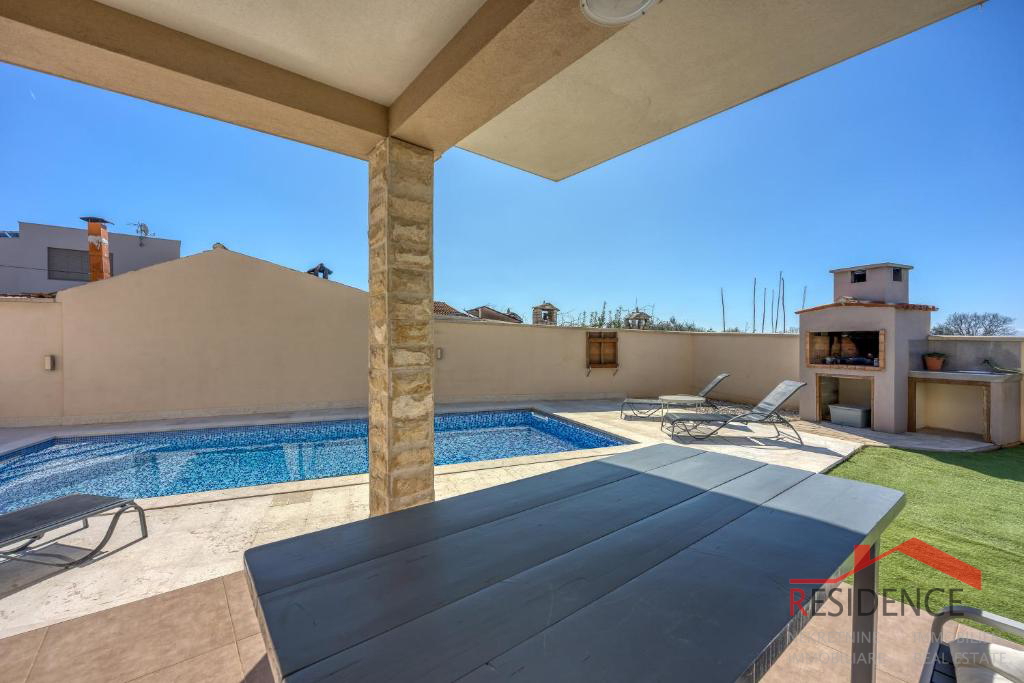 Galižana – Lijepa dvojna kuća s bazenom i pogledom na more