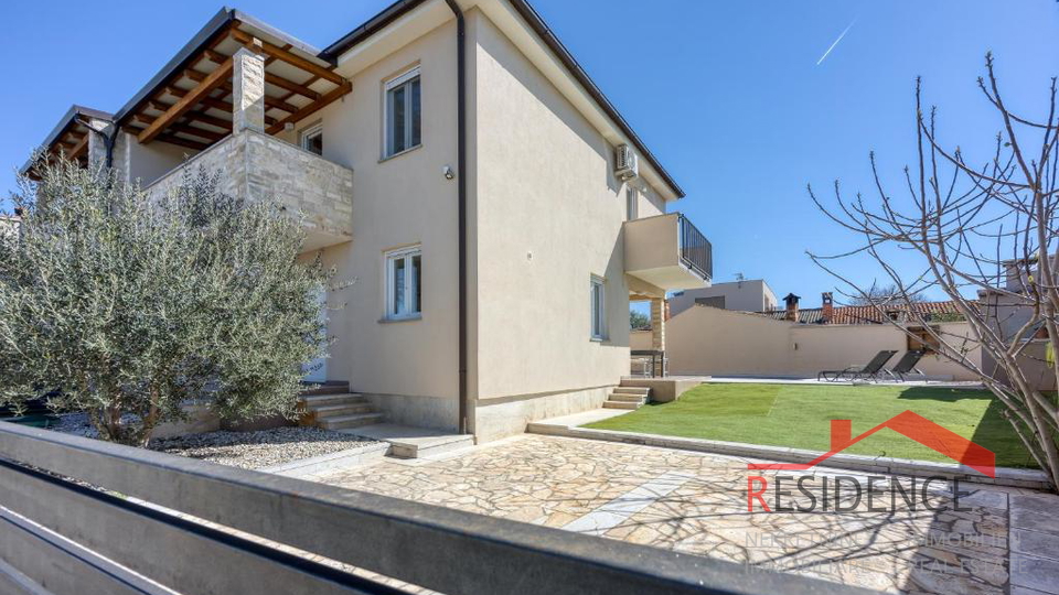 Galižana – A beautiful semi-detached house with a pool and a view of the sea