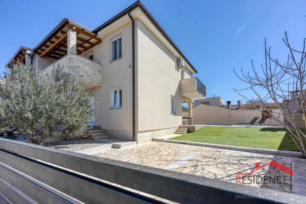 Galižana – Lijepa dvojna kuća s bazenom i pogledom na more