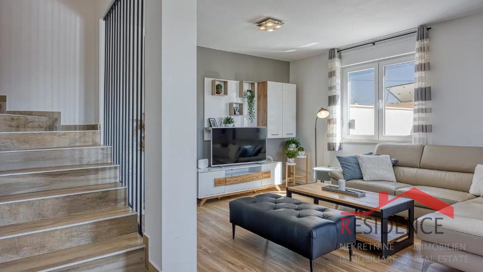 Galižana – A beautiful semi-detached house with a pool and a view of the sea