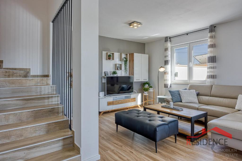 Galižana – Lijepa dvojna kuća s bazenom i pogledom na more