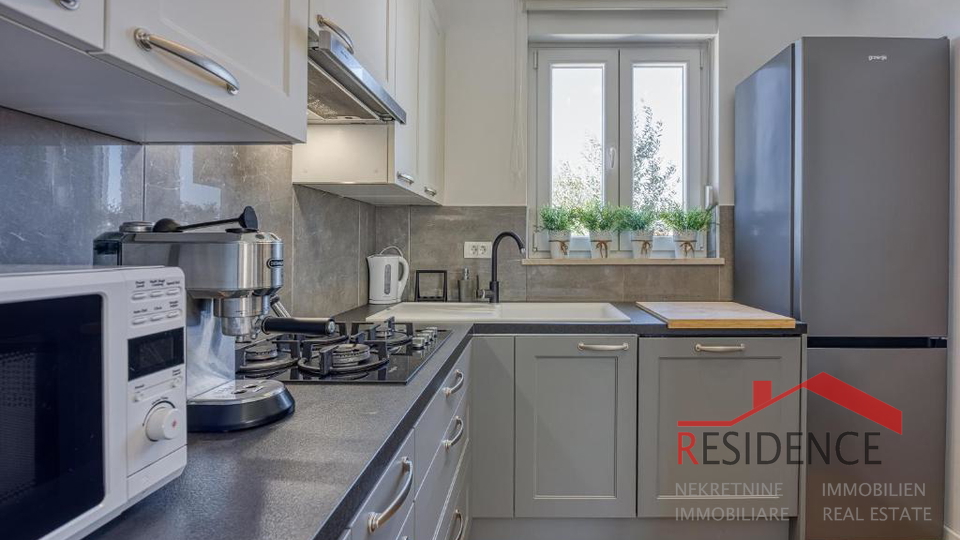 Galižana – A beautiful semi-detached house with a pool and a view of the sea